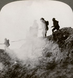 Soldati britannici avanzano sotto copertura di gas e fumo, Francia, Prima Guerra Mondiale, 1916