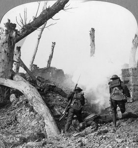 Truppe britanniche che attaccano tedeschi isolati in un villaggio catturato, Prima Guerra Mondiale da Realistic Travels Publishers