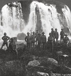 Truppe britanniche che si rinfrescano a una cascata, Africa, Prima Guerra Mondiale, c1914-c1918 da Realistic Travels Publishers