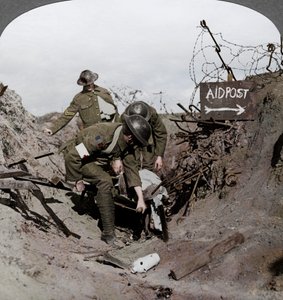 Trasporto di un soldato ferito a un posto di primo soccorso, Passchendaele, Belgio, Prima Guerra Mondiale, 1914-1918