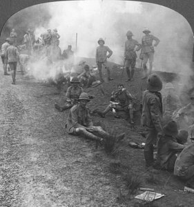 Fuochi da campo e colazione al mattino presto nel Golfo Persico, Prima Guerra Mondiale, c1914-c1918 da Realistic Travels Publishers