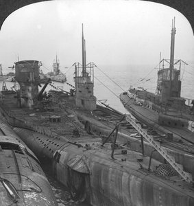 Sommergibili tedeschi assicurati in un porto della Manica, c1918-c1919