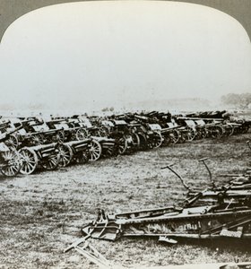 Centinaia di cannoni tedeschi catturati a Couralette, Francia, Battaglia della Somme, Prima Guerra Mondiale, 1916 da Realistic Travels Publishers