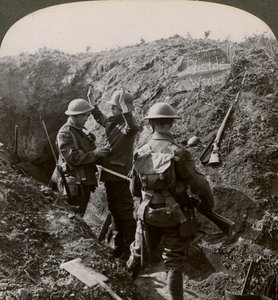 Interrogatorio di un prigioniero tedesco per ottenere informazioni, Prima Guerra Mondiale, 1914-1918 da Realistic Travels Publishers