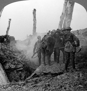 Interrogatorio di un soldato tedesco, Hohenzollern Redoubt, Francia, Prima Guerra Mondiale, 1914-1918 da Realistic Travels Publishers