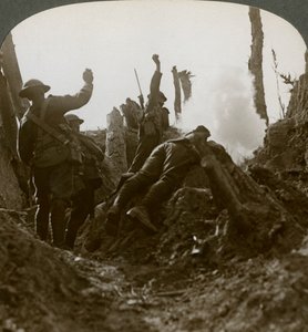 Truppe del Nord che bombardano una postazione di mitragliatrici tedesche, Polygon Wood, XX secolo da Realistic Travels Publishers
