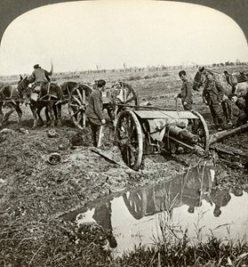 Rimozione di un cannone da campo da una posizione allagata, Prima Guerra Mondiale, 1914-1918