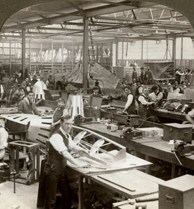 Lavoratori di lamiera in una fabbrica di aeroplani, Prima Guerra Mondiale, 1914-1918 da Realistic Travels Publishers