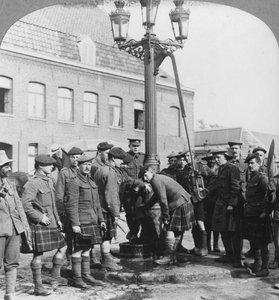 Soldati che riempiono le loro borracce alla pompa della città La Gorgue, Francia, Prima Guerra Mondiale, c1914-c1918 da Realistic Travels Publishers