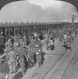 Soldati dei Wiltshire Rifles che salgono su un treno, Città del Capo, Sudafrica, Prima Guerra Mondiale, c1915 da Realistic Travels Publishers