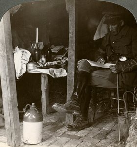 Ufficiale di stato maggiore in un rifugio che studia i dettagli prima di un