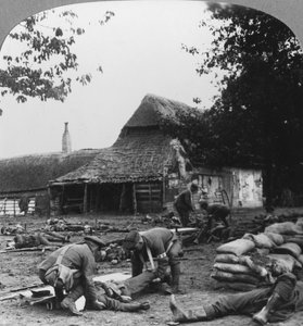 Barellieri che si prendono cura dei feriti in un posto di primo soccorso improvvisato, Prima Guerra Mondiale, c1914-c1918