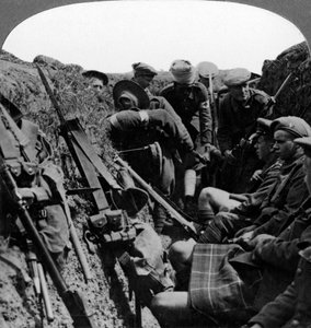 Barellieri che rimuovono un ufficiale ferito, Prima Guerra Mondiale, 1914-1918 da Realistic Travels Publishers