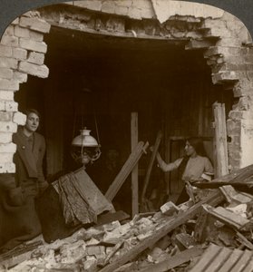 Il danno causato da una bomba di un dirigibile tedesco, Prima Guerra Mondiale