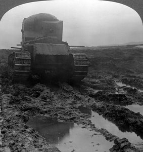 Carro armato Whippet su un campo di battaglia fangoso, Morcourt, Francia, Prima Guerra Mondiale, 1918