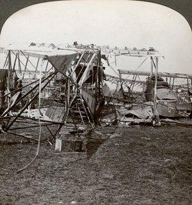 Relitto di un bombardiere tedesco che ha tentato di sfondare la difesa aerea, Prima Guerra Mondiale, 1914-1918 da Realistic Travels Publishers