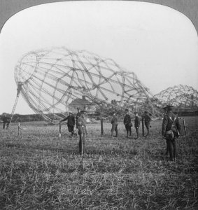 Zeppelin abbattuto vicino a Colchester, Essex, Prima Guerra Mondiale, 1916 da Realistic Travels Publishers