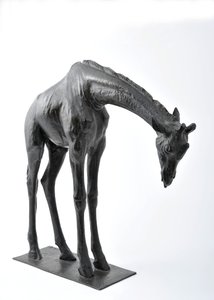 Grande giraffa con testa abbassata, modellata 1909-10, fusa prima del 1913 da Rembrandt Bugatti