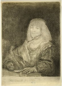 Uomo alla scrivania con croce e catena