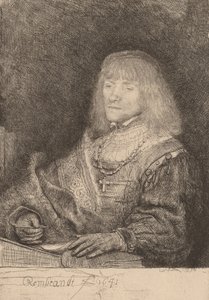 Uomo alla scrivania con croce e catena