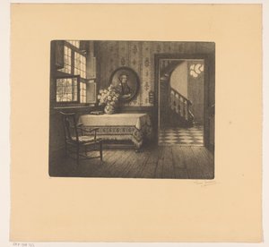 Interno con ritratto, tavolo e vista su un corridoio
