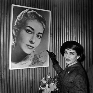 Il soprano Maria Callas autografa un suo poster all
