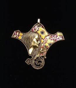 Un pendente che raffigura una giovane fanciulla da Rene Jules Lalique