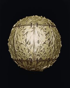 Boule de Gui, una lampada sospesa tinta di verde da Rene Jules Lalique