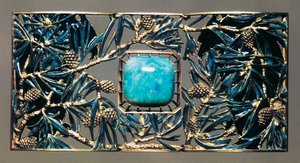 Aquila tra i pini, pendente a collana in oro, opale e smalto da Rene Jules Lalique