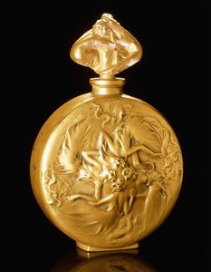 Figurine di rosace su una bottiglia di profumo