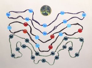 Tre fili di vetro colorato e una spilla di vetro modellato smerigliato (