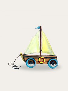Barca a vela giocattolo dal design stravagante