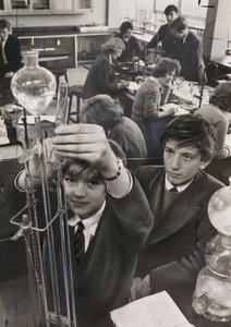 Classe di scienze co-educativa alla Sedgehill Comprehensive School da John Pardon