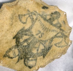 Pelle umana, tatuata con distintivo navale, francese
