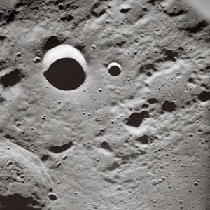Lunghe ombre sulla superficie lunare
