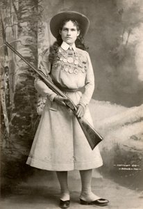 Annie Oakley con un fucile da Richard Kyle Fox
