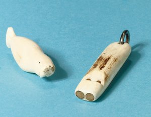 Modello di tricheco e un fischietto da Roald Engelbergt Gravning Amundsen