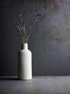 Natura morta minimalista alla lavanda