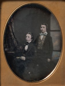 Due giovani uomini con papillon, uno seduto con un libro, uno in piedi, 1850s da Robert Boning