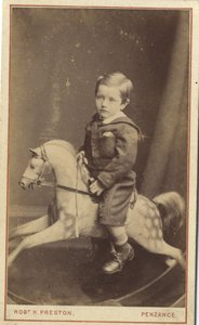 Ragazzino seduto su un cavallo a dondolo, 1870s da Robert H. Preston