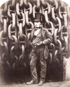 Isambard Kingdom Brunel, in piedi davanti alle catene di lancio del 