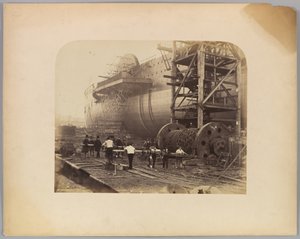 Uomini al lavoro accanto alle catene di lancio del "Great Eastern"