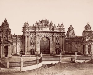 Porta imperiale del Palazzo Dolmabahçe da Robertson and Beato