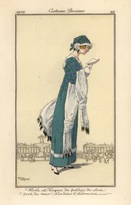 Donna che legge una lettera con abito e cappello a toque di velluto di seta verde mare bordato di ermellino. Scialle e manicotto in ermellino, Incisione a pochoir (stencil) colorata a mano da un