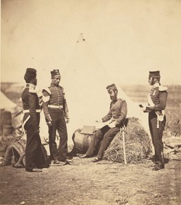 Il capitano Walker del 30° reggimento legge gli ordini generali. da Roger Fenton