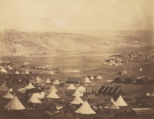 Campo di cavalleria, guardando verso Kadikoi. da Roger Fenton