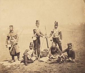 Fanteria inglese che ammucchia i fucili da Roger Fenton