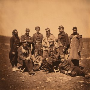 Generale francese Cisse e gruppo di ufficiali e soldati, ritratto in vari stili di uniformi; un zuavo a sinistra, Guerra di Crimea, Crimea, Ucraina