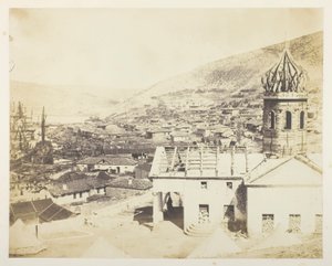 La chiesa russa e la città di Balaklava da Roger Fenton