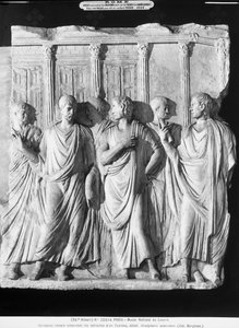 Un gruppo di senatori fuori dal Tempio di Giove